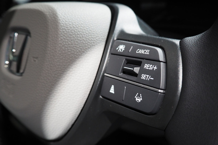 ホンダN-ONE e:(ステアリングホイールの右側スイッチ)