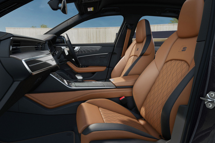 「A6アバント エクスクルーシブエディション」のコニャックブラウン/ブラックインテリア。