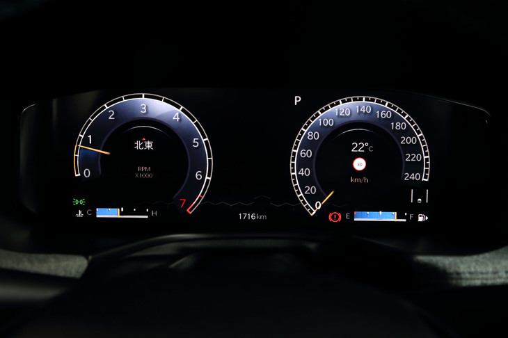 上級モデルに装備される10.25インチのデジタルメータークラスター。道路標識の読み取り・表示機能も備わっている。