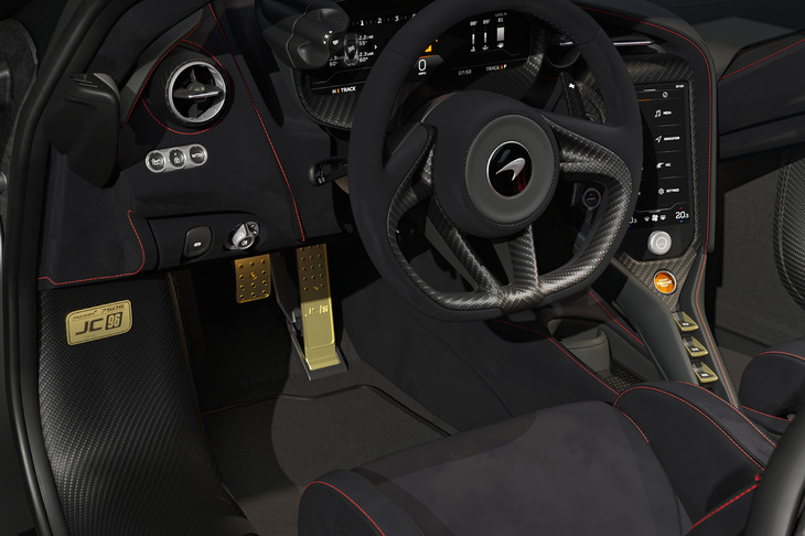 「750S JC96」のインテリア。ペダルセットやドライブセレクトスイッチ、記念プレートなどがゴールドで仕上げられている。