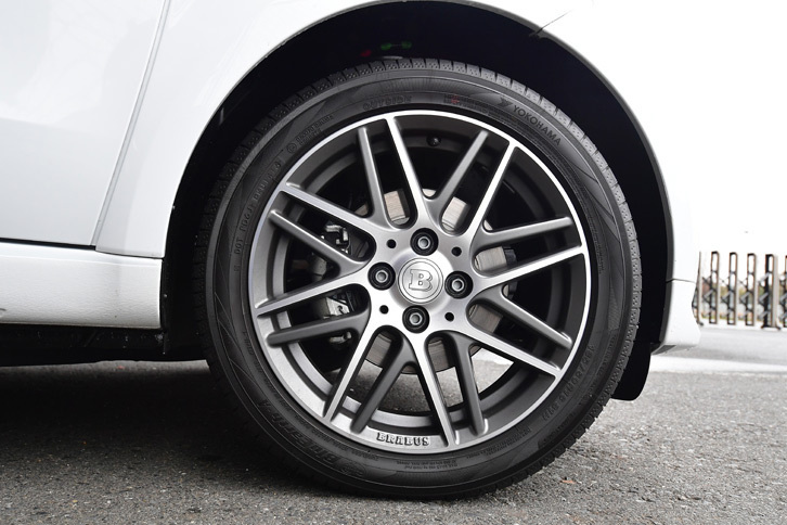 タイヤサイズは(前)185/50R16/(後)205/40R17。試乗車には「ヨコハマ・ブルーアースA」が装着されていた。
