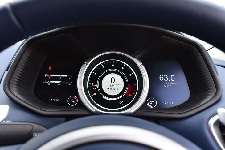 メーターパネルは液晶タイプ。中央にはエンジンの回転数と車速が、両サイドには各種の車両情報が表示される。
