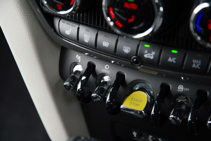 走行モードは、極力電気のみで走ろうとする「MAX eDRIVE」、より柔軟にEV走行とエンジン走行を使い分ける「AUTO eDRIVE」、バッテリーを充電しながら走行する「SAVE BATTERY」の3種類が用意される。