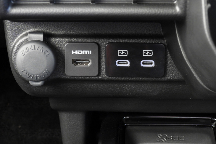 スズキ・クロスビー ハイブリッドMZ(HDMIコネクター/USB Type-Cポート)