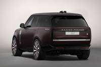 「レンジローバーSVビスポーク アーバントワイライトコレクションURBAN DAWN」のリアビュー。