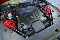 軽量かつ高剛性なチタン製の吸排気バルブや鍛造クランクシャフトが採用された、「LC500」の5リッターV8エンジン。最高出力477ps、最大トルク540Nmを発生する。