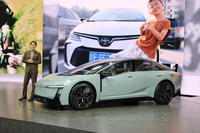 プレゼンテーションに立つ佐藤恒治トヨタ自動車社長と「トヨタ・カローラ コンセプト」。