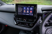 スマートデバイスリンクに対応するディスプレイオーディオは標準仕様が7インチサイズ。試乗車は9インチサイズ+6スピーカーシステムのセットオプションを装備していた、