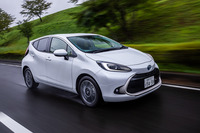 パワートレインの改良や、バイポーラ型ニッケル水素電池の採用などにより、燃費性能は従来型より20%ほど向上したという。(写真:花村英典)