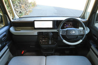 軽自動車初となる12.3インチの大型統合インターフェイスディスプレイが採用された「ルークス ハイウェイスターGターボ プロパイロットエディション」のインストゥルメントパネル。「テーラーフィット巻きステアリングホイール」や、ファブリック調の素材で覆われた質感の高いダッシュボードトレイが目を引く。