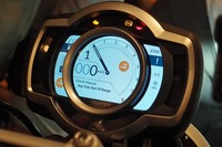 メーターパネルは液晶タイプ。タコメーターの指針はアニメーションで表示される。