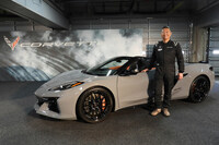 「コルベットZ06コンバーチブル」(米国仕様)と、ゼネラルモーターズ・ジャパンの若松 格社長。