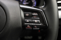 操舵支援機能付きアダプティブクルーズコントロールシステム「アイサイト・ツーリングアシスト」と、走行モード切り替え機構「SIドライブ」の操作スイッチは、ステアリングホイールの右スポークに装備される。