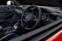 本革巻きステアリングホイール、パワースイッチが「モデューロX」の専用アイテムとなる。