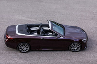 今回の試乗車はオプションカラーの「ルビーライトレッド」に塗られた「E300カブリオレ スポーツ」。同グレードでは、11色の外装色と4種類のソフトトップカラーから選択できる。