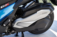 エンジンは一般的なスクーターと同じく、CVTなどと一緒にリアスイングアームに取り付けられている。