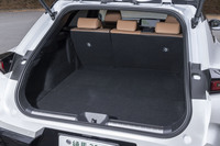 荷室の容量は397リッター。ボディー形状的に仕方ないが、容量は「カローラ クロス」よりも小さい。