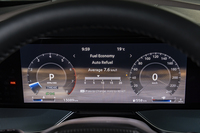 液晶式メーター(12.3インチ)のレイアウトは最新の日産車ではおなじみのスタイルながら、日本語表示はできない。言語変更を試みたが、英語のほかはスペイン語とフランス語しか選べなかった。