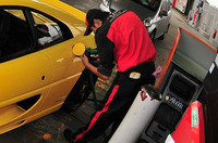 フェラーリに関する唯一の心配が、ガソリン。フェラーリを買ったのにガソリンがどこにも売っていないなんてことになったら、本末転倒である。