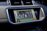 テスト車にはセットオプション「ラグジュアリーパック」に含まれる「デュアルビュースクリーン」が装着されていた。助手席側から見た場合と運転席側から見た場合とで、別の映像を見ることができる。こちらは助手席側。