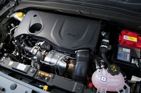 「リミテッド」に搭載される1.3リッター直4マルチエア2ターボの「ファイアフライ」ユニット。最高出力151psは「トレイルホーク」の179psよりも少々控えめ(最大トルク270Nmは同一)。