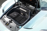 車検証や取扱説明書が入る程度ながら、フロントボンネット下には写真のような収納スペースが確保されている。