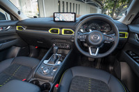 インテリアでは、シートやエアコンのルーバーベゼルに「ライムグリーン」の差し色が採用される。