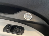 室内からのドアリリースは、このボタンをタッチ。なお、バッテリー切れを想定したリリースレバーも目立たない場所に付いている。