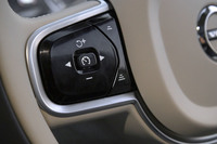 ステアリングホイールの左側スポーク部分に、ACCの操作スイッチを集中配置。高速道路などで先行車に追従している際にウインカーを操作し追い越す意思を示すと、車両を加速させ追い越しを支援する「追い越しアシスト」機能も備えている。