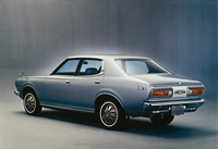 「ブルーバードU」の4ドアセダン。フロントに続いてリアドアの三角窓も廃したサイドのウィンドウグラフィックが特徴的で、“Jライン”と称した。