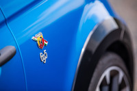 「アバルト695トリビュート131ラリー」のベース車両は、アバルトの高性能スポーツモデル「695コンペティツィオーネ」。WRCで活躍した1970年代の「フィアット131アバルト ラリー」からインスピレーションを得て開発されたという。