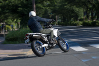 なんでもそつなくこなすような、優等生なバイクが多いなかで、とがったキャラクターが印象的だった「DR-Z4SM」。普段から前のめりにライディングを楽しみたいという人にお薦めである。