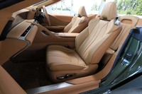 ルーフを開けた際の見え方にもこだわったという、ヘッドレスト一体型のシート。肩口のキルティングや3種類の穴径を組み合わせたパーフォレーション加工が特徴となっている。ネックヒーターも備わる。