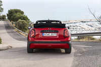 テールランプは先代モデルとよく似たユニオンジャックを半分に分けたようなデザインだ。