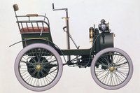 1898年に製作された「ルノー・タイプA」。フロントのパワープラントから後軸に動力を伝える機構として、プロペラシャフトを採用した初のモデルだった。