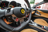 電動パワーステアリングには「FPP」(フェラーリ・ピーク・パフォーマンス)と「FPO」(フェラーリ・パワー・オーバーステア)という2つの運転支援機能が備わる。前者はタイヤのグリップが限界時に達した時、後者はコーナー脱出時に“パワーオーバーステア”になった時に、適切な操舵を促すことを目的に、ステアリングの重さを変化させる。