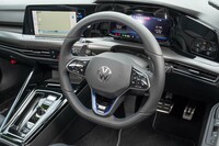 ステアリングホイールはボトム側のスポークに「R」ロゴが入るほか、左スポーク上の小さな「R」ボタンでドライブモードを変えられる。