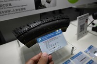 村田製作所のタイヤ管理ソリューション。タイヤそのものにRFIDを埋め込み、「id-Bridge」というソフトで管理する。ミシュランと共同開発したもので、バス/トラック用タイヤなどで活用中だ。