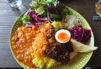 恵比寿・グッドラックカリーの「カレーW」。ワンプレートで、見た目どおり華やかなお味。