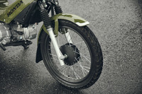 タイヤのサイズはフロント(写真)、リアともに17インチ。オフロード走行にも対応するセミブロックタイヤが装着される。