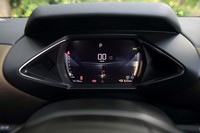 メーターパネルはスクエアな形状の液晶タイプ。グラフィックは1920年代にフランスで流行したアールデコ様式を現代的に解釈したものだという。