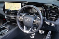 ステアリングホイールは「F SPORT」のロゴ入り。シフトパドルも備わっている。