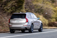 郊外の道路事情ならばボディーの大きさとパワーの余裕が大きなメリットとなる「XC90ウルトラT8 AWDプラグインハイブリッド」。いかついマッチョ系が多いプレミアムSUVのなかで、ラージサイズSUVの貫禄をみせながらも控えめな上品さを保つのがボルボらしい。