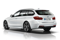 「3シリーズ ツーリング Mスポーツ Edition Shadow」のリアビュー。