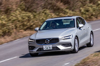 山岳路での走行シーン。決してパワフルではないが、回頭性に優れたハンドリングが味わえた。チルトアップ機構付き電動パノラマガラスサンルーフは20万円のオプションアイテム。