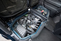 前席の直下に搭載される0.66リッター3気筒ターボエンジン。64PS/5700rpmの最高出力や91N・m/2800rpmの最大トルクは、発生回転数を含めて従来モデルと同じだ。