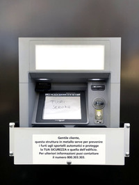 銀行ATM。操作部分に頑丈な鉄板が装着されていたので、さぞ屈強かと思いきや「故障」の貼り紙が。とほほ。