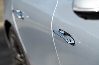 ドアハンドルは格納式。収まる際も飛び出す際もするりとスムーズに動作する。