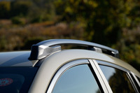 「ツーリング」ベース車でも装備が格上げされているため、「リミテッド」ベース車との違いは軽微。シート表皮の違いに加え、後者にはアルミパッド付きペダルとLEDリアゲートランプ、自動防眩(ぼうげん)ルームミラーが付く程度だ。特別装備のルーフレールの色は、前者がブラック(写真)、後者がダークグレーとなる。