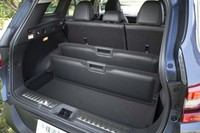 荷室の容量は527リッター~1478リッター。2分割のラゲッジフロアボードを活用することで、さまざまなアレンジが可能となる。